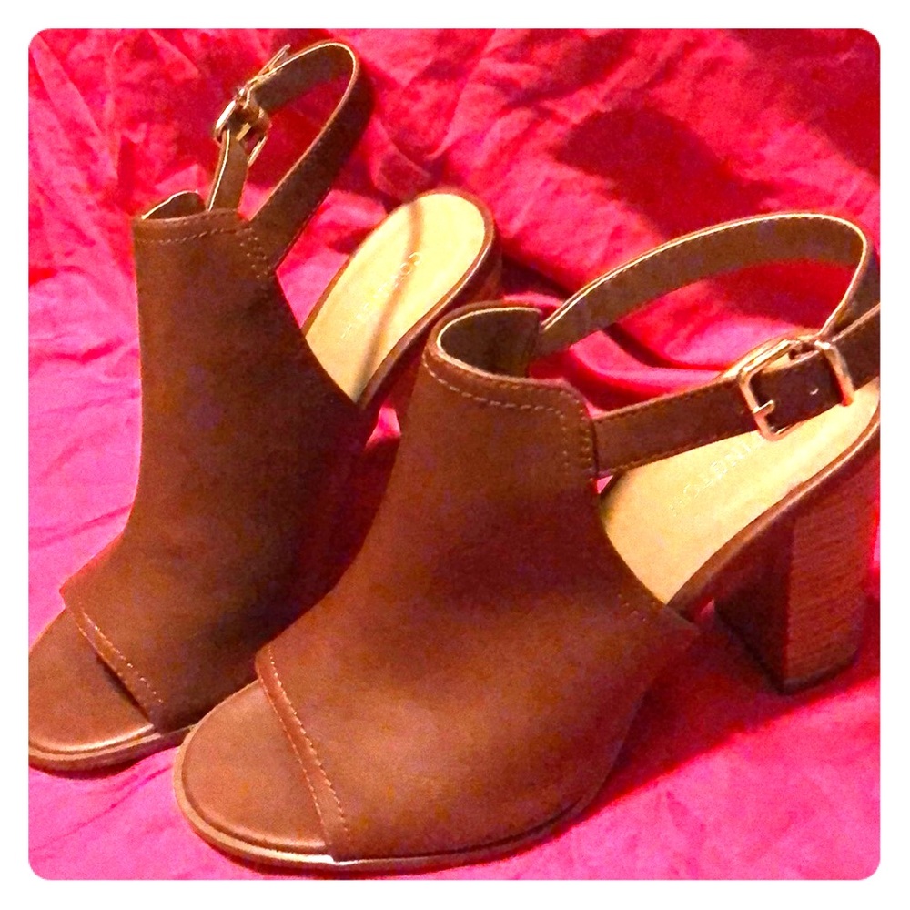 NWOT Covington Tan Heeled Peep-Toe Mule size 8